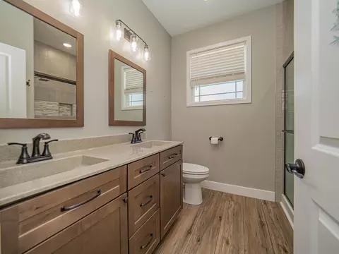 Bath - 2105 Vinny Ave, Moberly, MO 65270 photo 1 of 3