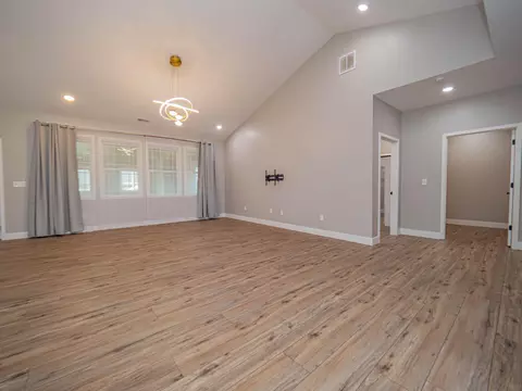 Living - 2105 Vinny Ave, Moberly, MO 65270 photo 2 of 8