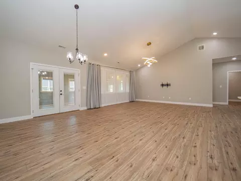 Living - 2105 Vinny Ave, Moberly, MO 65270 photo 7 of 8