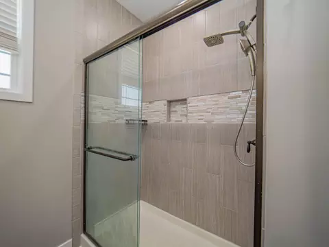 Bath - 2105 Vinny Ave, Moberly, MO 65270 photo 2 of 3