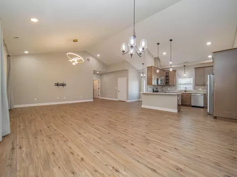 Living - 2105 Vinny Ave, Moberly, MO 65270 photo 6 of 8