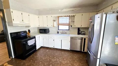 Kitchen - 1208 Perry Ln, Fulton, MO 65251 photo 4 of 4