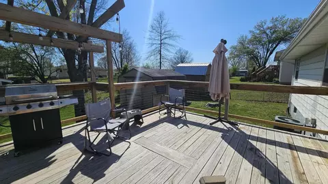 Exterior - 1208 Perry Ln, Fulton, MO 65251 photo 5 of 8