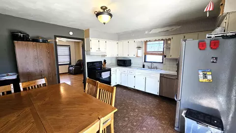 Kitchen - 1208 Perry Ln, Fulton, MO 65251 photo 3 of 4