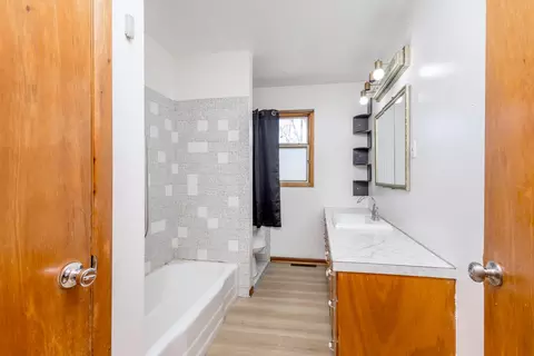 Bath - 603 Spring Valley Dr, Windsor, MO 65360 photo 1 of 3