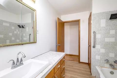 Bath - 603 Spring Valley Dr, Windsor, MO 65360 photo 3 of 3