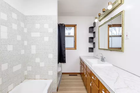 Bath - 603 Spring Valley Dr, Windsor, MO 65360 photo 2 of 3
