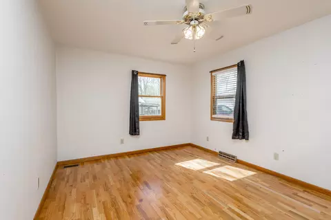 Bedroom - 603 Spring Valley Dr, Windsor, MO 65360 photo 3 of 4