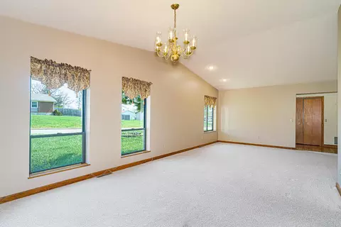 Living - 1605 Independence Rd, Rolla, MO 65401 photo 4 of 10