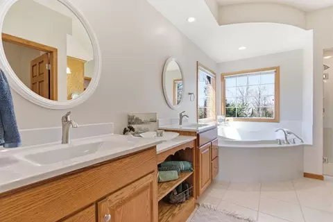 Bath - 1322 Ryan Dr, Centralia, MO 65240 photo 2 of 16