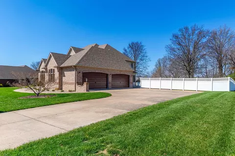 Exterior - 1322 Ryan Dr, Centralia, MO 65240 photo 3 of 10