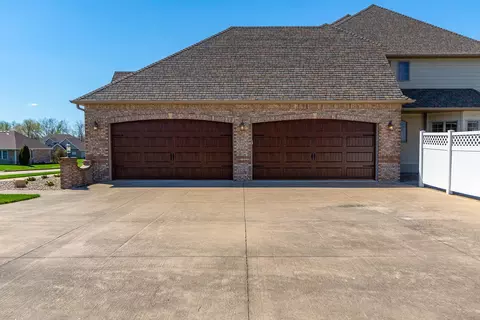 Exterior - 1322 Ryan Dr, Centralia, MO 65240 photo 4 of 10