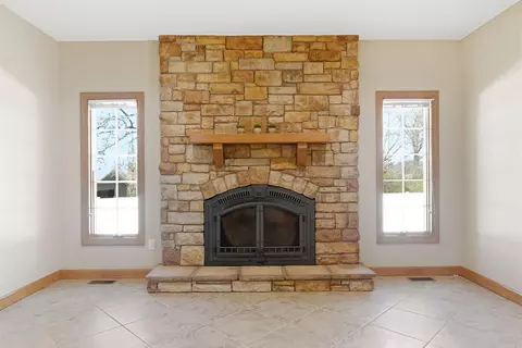 Living - 1322 Ryan Dr, Centralia, MO 65240 photo 9 of 18