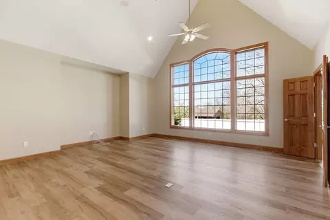 Living - 1322 Ryan Dr, Centralia, MO 65240 photo 3 of 18