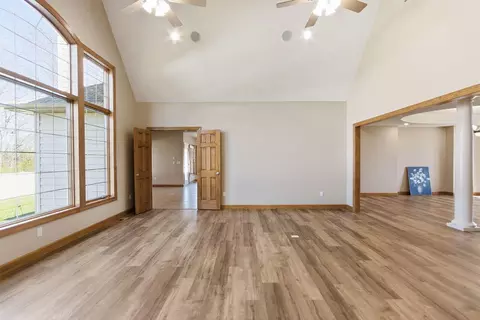 Living - 1322 Ryan Dr, Centralia, MO 65240 photo 5 of 18