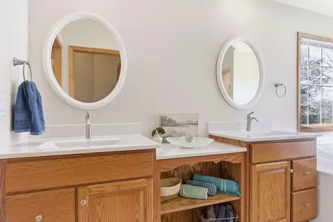 Bath - 1322 Ryan Dr, Centralia, MO 65240 photo 3 of 16