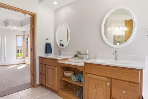 Bath - 1322 Ryan Dr, Centralia, MO 65240 photo 4 of 16