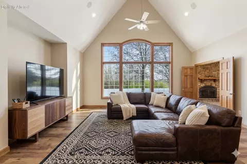 Living - 1322 Ryan Dr, Centralia, MO 65240 photo 7 of 18