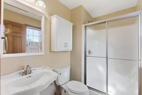 Bath - 1322 Ryan Dr, Centralia, MO 65240 photo 10 of 16