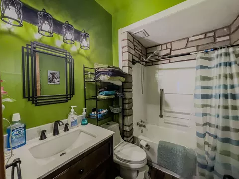 Bath - 207 Jefferson St, Fulton, MO 65251 photo 1 of 3