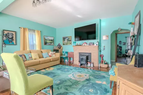 Living - 207 Jefferson St, Fulton, MO 65251 photo 1 of 2