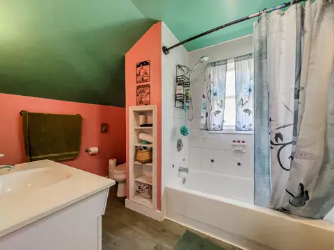 Bath - 207 Jefferson St, Fulton, MO 65251 photo 2 of 3