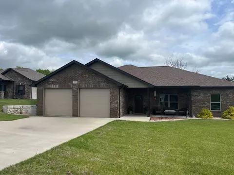 951 Cochise Dr, Holts Summit, MO 65043