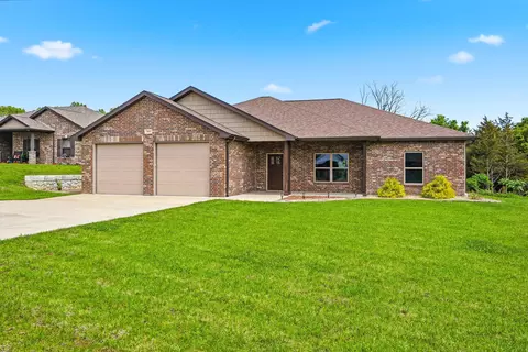 951 Cochise Dr, Holts Summit, MO 65043