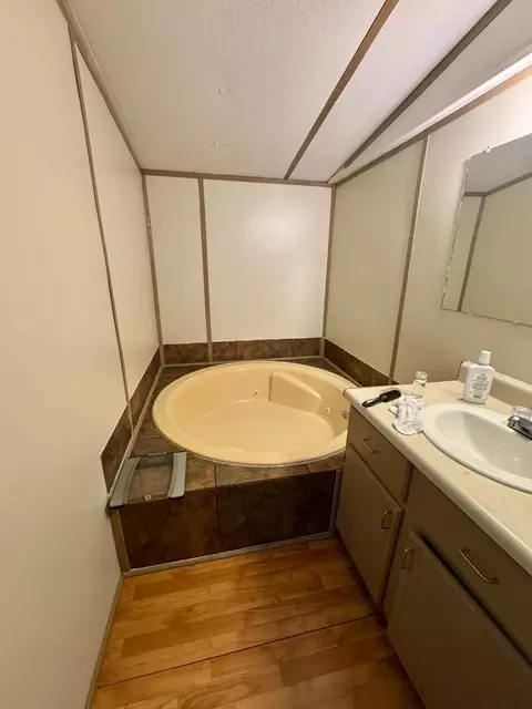 Bath - 100 Burton St, Higbee, MO 65257 photo 4 of 5