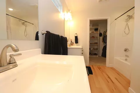 Bath - 706 Bluff St, Fulton, MO 65251 photo 1 of 4