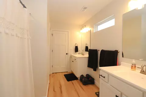 Bath - 706 Bluff St, Fulton, MO 65251 photo 2 of 4