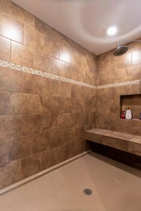 Bath - 1 Stone Ave, Moberly, MO 65270 photo 2 of 4