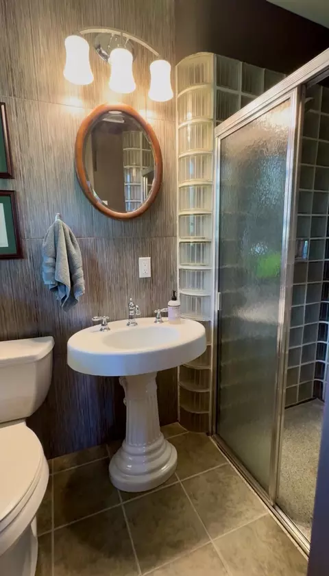 Bath - 1 Stone Ave, Moberly, MO 65270 photo 3 of 4
