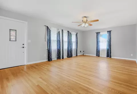Living - 1001 Chippewa Dr, Fulton, MO 65251 photo 1 of 2