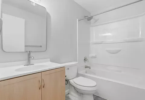 Bath - 1001 Chippewa Dr, Fulton, MO 65251 photo 1 of 2