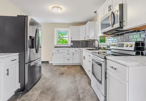 Kitchen - 1001 Chippewa Dr, Fulton, MO 65251 photo 2 of 3