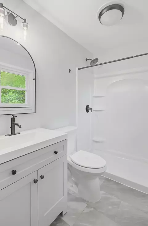 Bath - 1001 Chippewa Dr, Fulton, MO 65251 photo 2 of 2