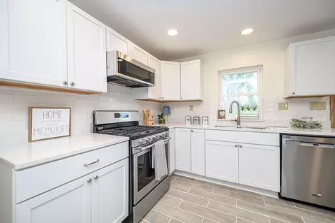 Kitchen - 910 E Saint Eunice Rd, Fulton, MO 65251 photo 4 of 10