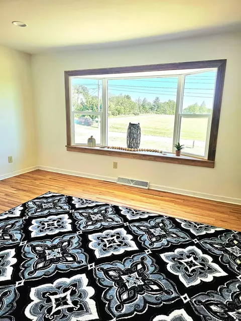 Living - 910 E Saint Eunice Rd, Fulton, MO 65251 photo 2 of 2