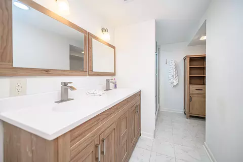 Bath - 910 E Saint Eunice Rd, Fulton, MO 65251 photo 2 of 4