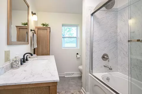 Bath - 910 E Saint Eunice Rd, Fulton, MO 65251 photo 1 of 4