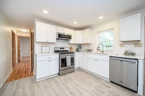 Kitchen - 910 E Saint Eunice Rd, Fulton, MO 65251 photo 3 of 10