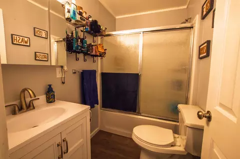 Bath - 515 Garfield Ave, Moberly, MO 65270 photo 1 of 1