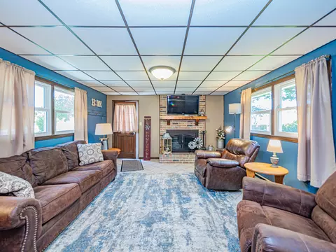 Living - 302 Circle Dr, Moberly, MO 65270 photo 4 of 10