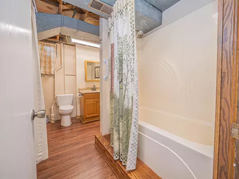 Bath - 302 Circle Dr, Moberly, MO 65270 photo 4 of 6