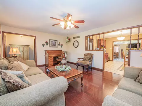 Living - 302 Circle Dr, Moberly, MO 65270 photo 2 of 10