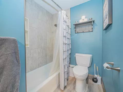 Bath - 302 Circle Dr, Moberly, MO 65270 photo 2 of 6