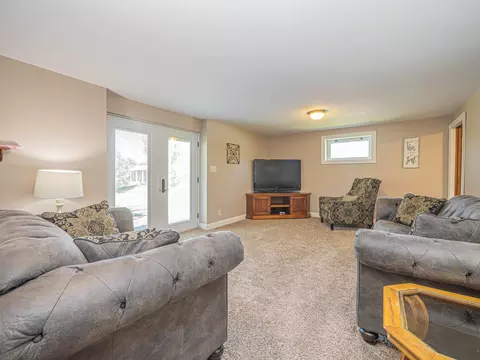 Living - 302 Circle Dr, Moberly, MO 65270 photo 7 of 10