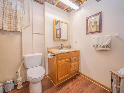 Bath - 302 Circle Dr, Moberly, MO 65270 photo 5 of 6