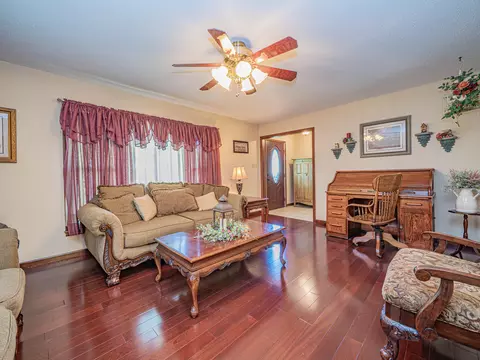 Living - 302 Circle Dr, Moberly, MO 65270 photo 3 of 10